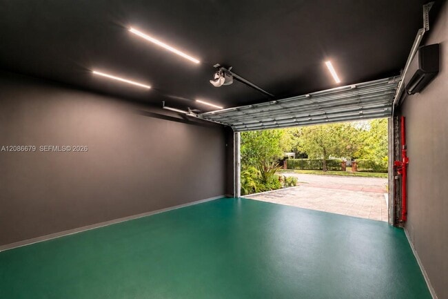 Building Photo - 1011 W 48th St