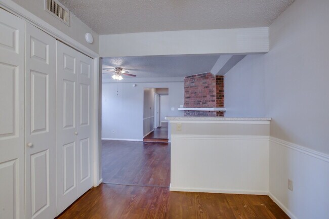 Building Photo - Updated 2 bedroom in Miller School District!