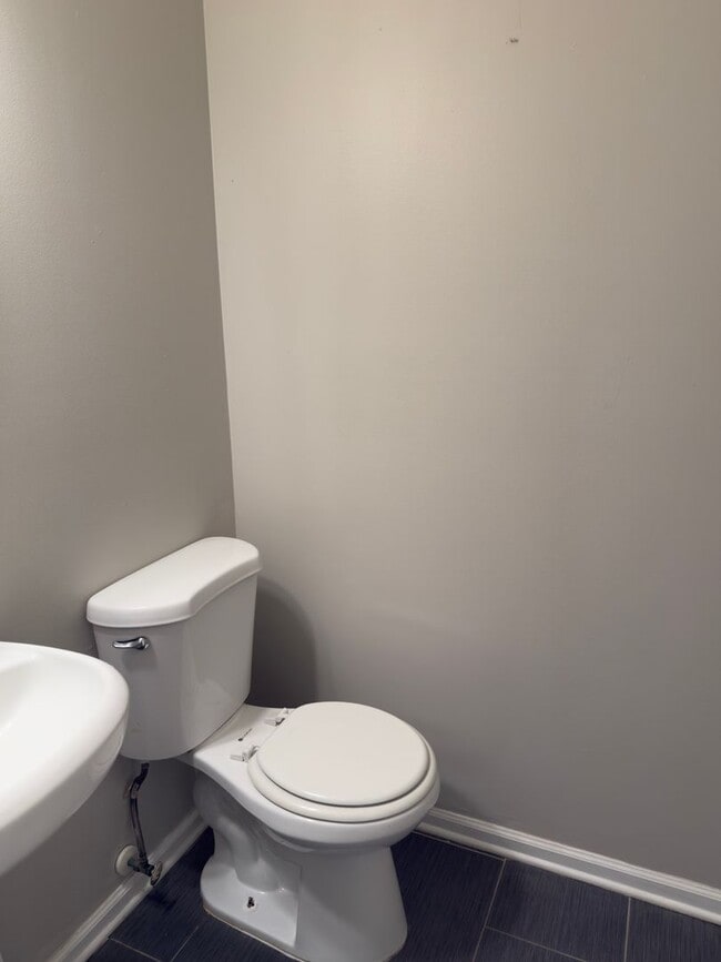 Building Photo - Fantastic 2 bedroom 2.5 bath townhome in a...