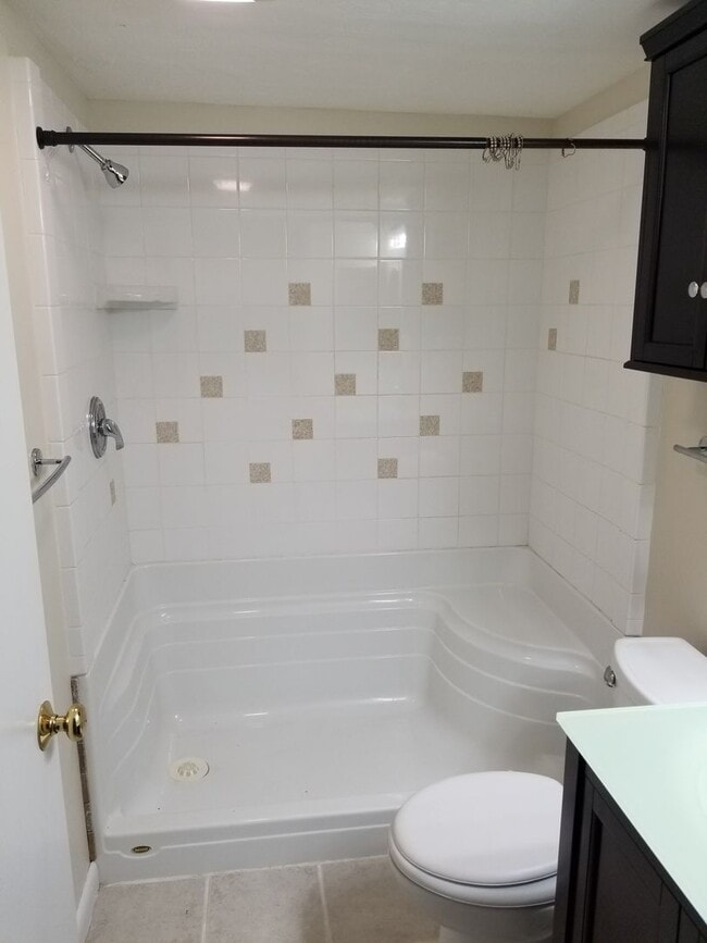 Building Photo - **Available NOW** 2 Bedroom/ 2 Bath Condo close to Truman and Coffee Bluff Marina- community Pool!