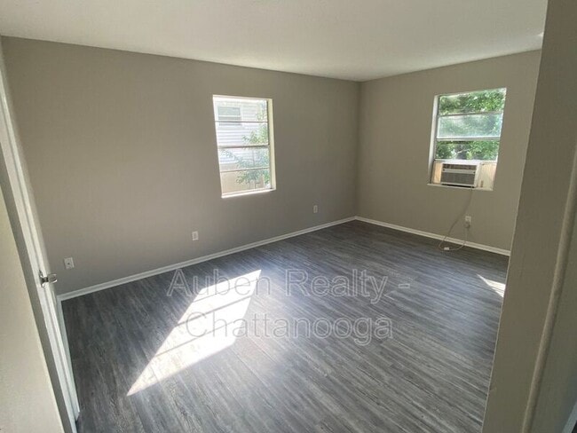 Building Photo - 832 Sylvan Dr