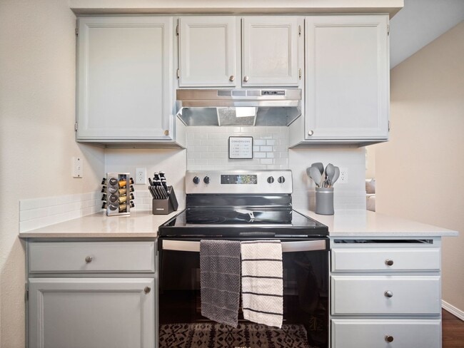 Building Photo - Clean and Cozy 2 bedroom condo with private parking