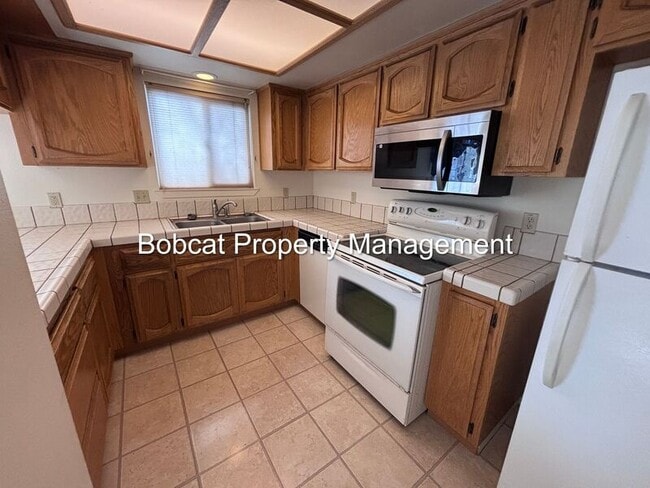 Building Photo - 1420 Douglas Ave