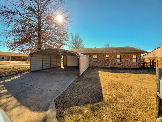 Building Photo - 3 Bed brick home in Tecumseh