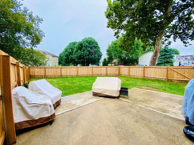 Building Photo - {1423} Olathe Townhome + 3Bed/2.5Bath + Fe...