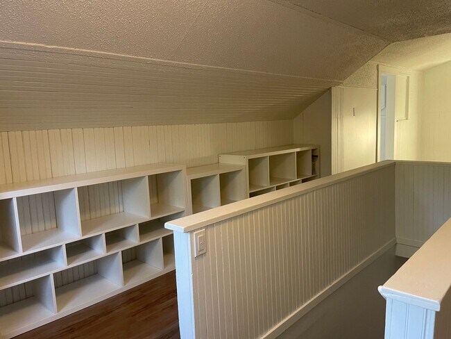 Building Photo - Welcome Home 3b/1ba Updated Home