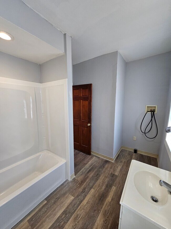 Building Photo - Wakefield7010-7014