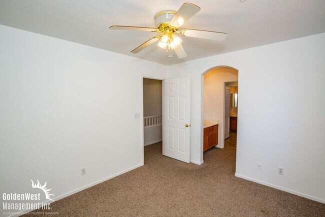 Building Photo - Bright & Spacious 3Bdm 2.5Ba Home with Private Backyard in Las Vegas
