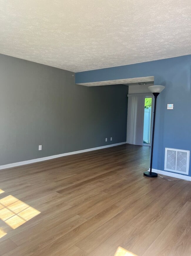 Building Photo - Two bedroom townhouse in Amherst!