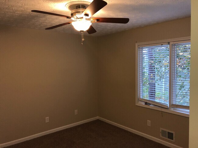 Building Photo - 3/2 Ranch w/ Large 2 Car Garage and Fenced in Backyard on Private Cul-De-Sac!