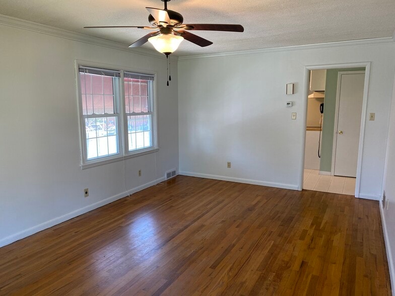 Building Photo - 2029 Austin Ln
