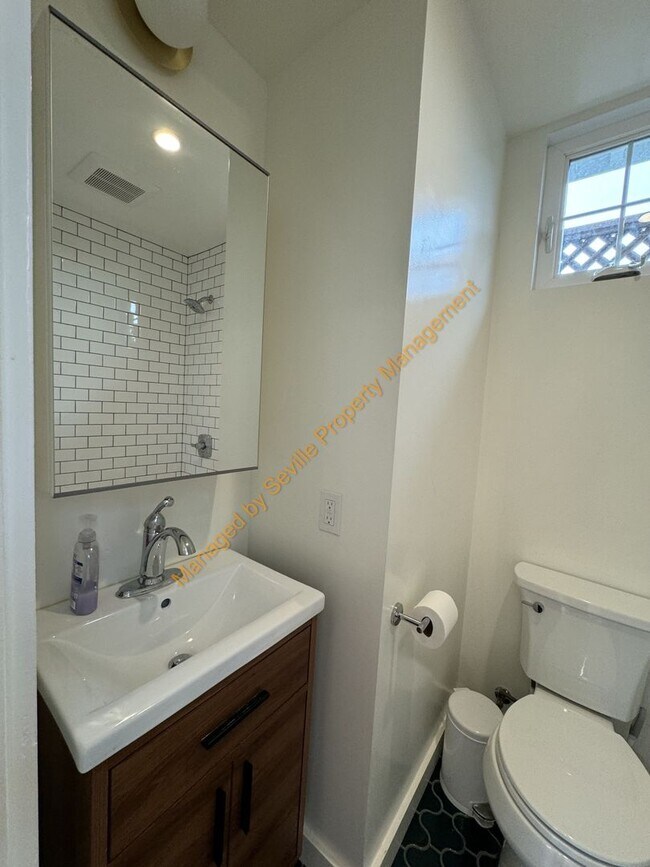 Building Photo - CHARMING 2 BEDROOM /1 BATHROOM HOME W/LOTS...