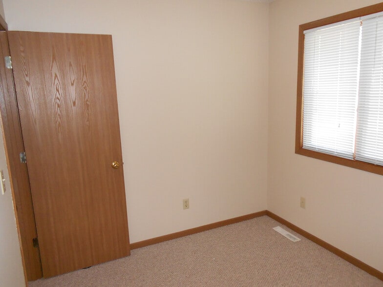 Building Photo - 420 6th Ave