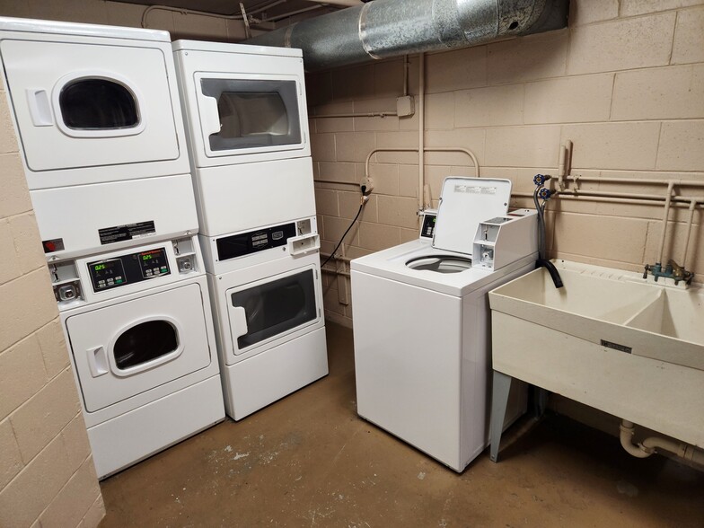 On-site Laundry - 2222 E Belleview Pl