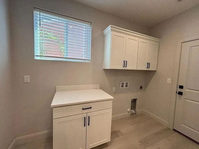 Building Photo - "Spacious 4-Bed, 3.5-Bath Gem with 2,359 Sq Ft of Comfort in Scenic St. George!"