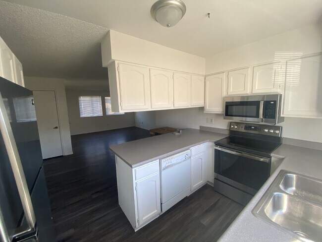 Building Photo - Cozy Condo Available NOW!