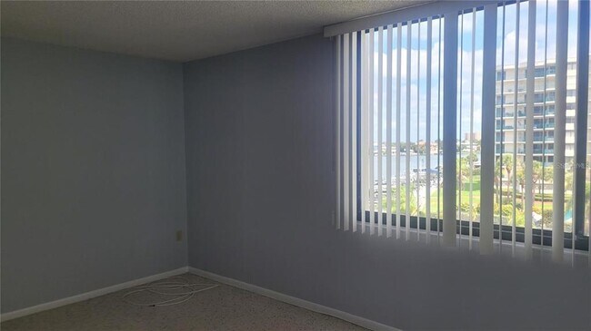 Building Photo - 660 Island Way