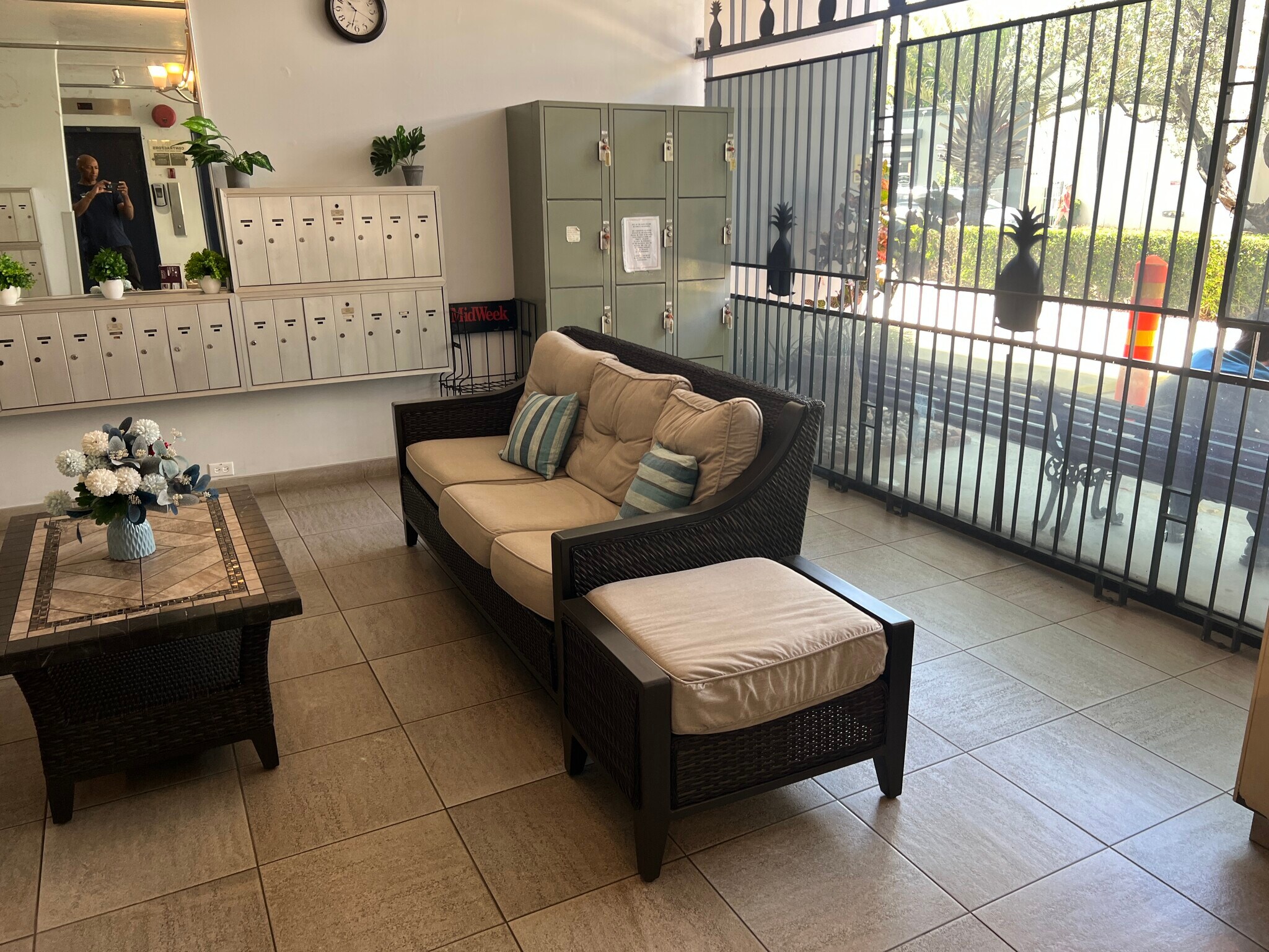 Lobby - 1650 Kanunu St