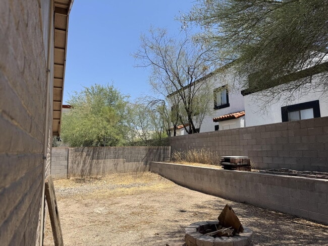 Building Photo - 4 bedroom 2 bath with W/D $1000 off September rent!!