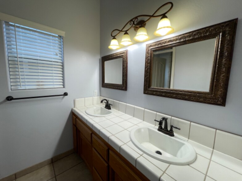 Building Photo - 9415 Godiva Ave