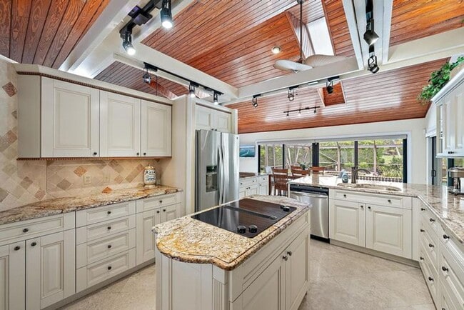 Building Photo - 16 Thurston Dr