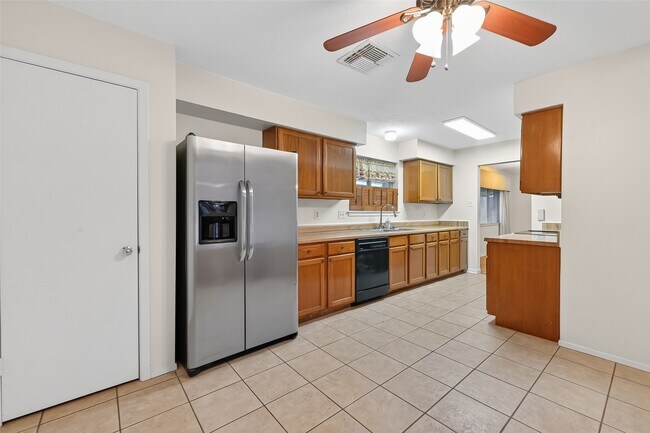 Building Photo - 21623 Crescent Heights St