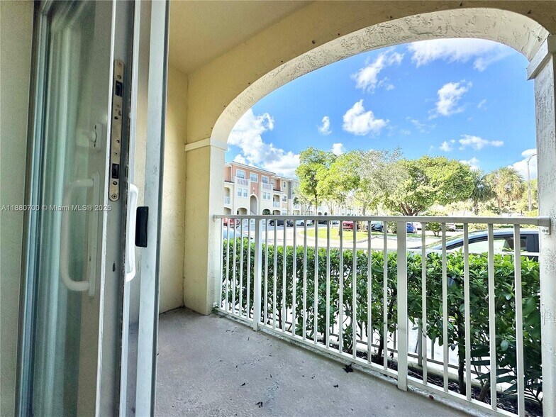 Building Photo - 10870 NW 88th Ter