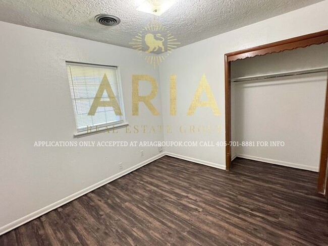 Building Photo - 4 Bed/1.5 Bath Single Family Home Availabl...