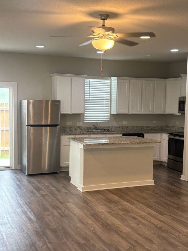 Building Photo - Lovely Townhome NW SA