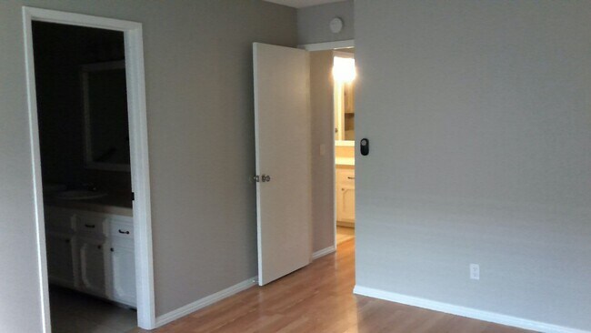 Building Photo - 1441 W Norwich Ave