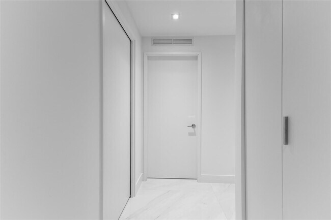 Building Photo - 700 NE 24th St