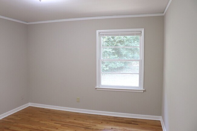 Building Photo - 3-Bedroom thats move-in ready and just wai...
