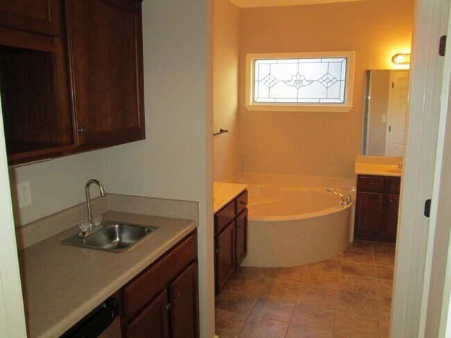 Building Photo - GREAT HOME IN GLEN LAKES