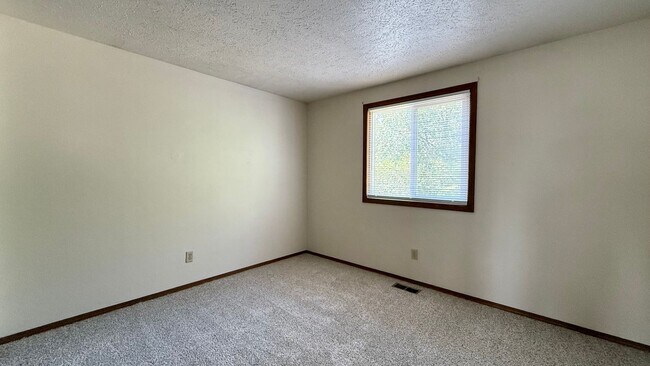 Building Photo - Move in Ready home on Piros