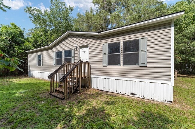 Building Photo - Spacious 3BR/2BA Home  Available Now!