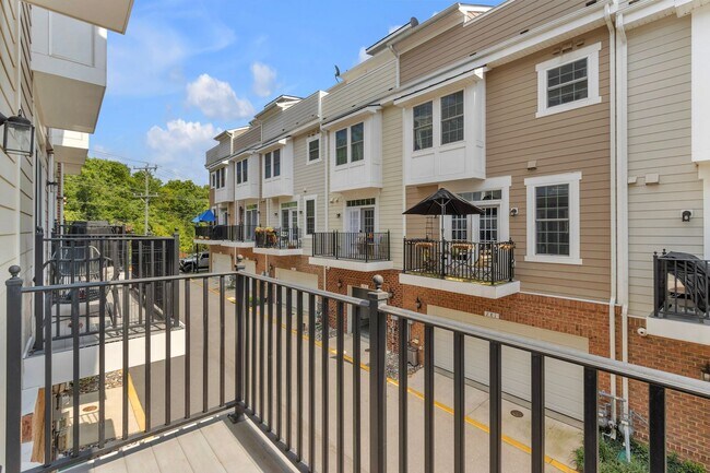 Building Photo - Luxurious 4 Bed 4.5 Bath Brick Townhome In...