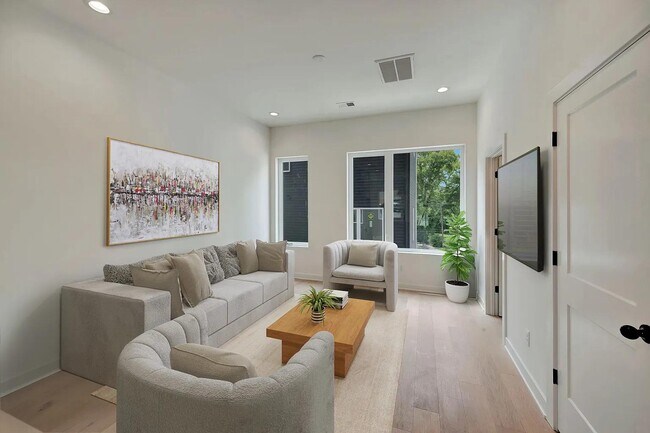 Building Photo - 1263 John St