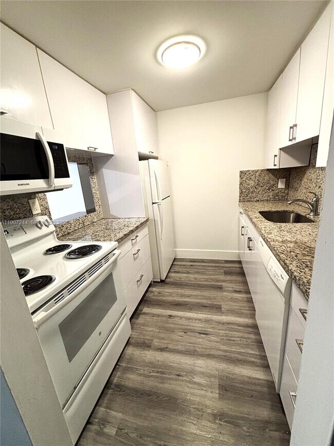 Building Photo - 14321 N Kendall Dr