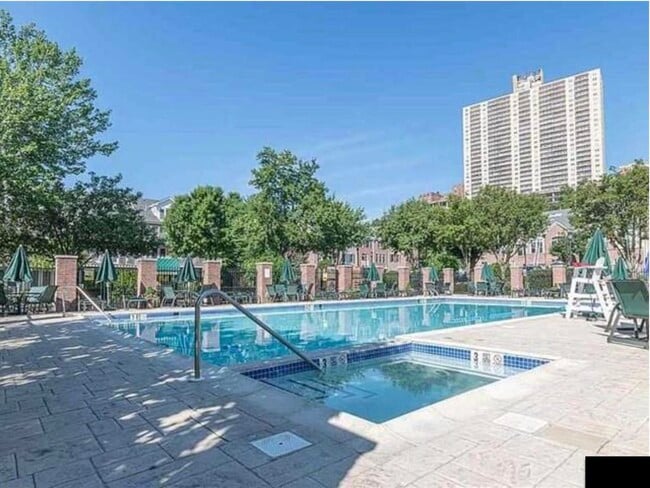 Building Photo - 320 Midland Ct