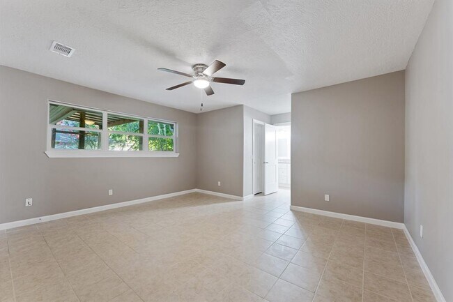Building Photo - 11 Whittier Dr