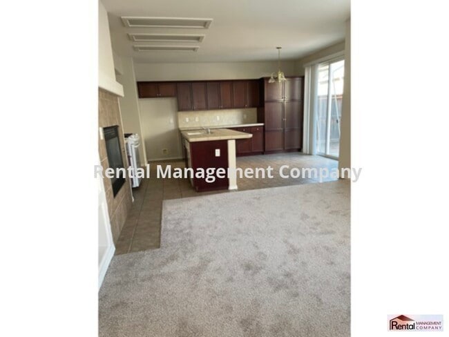 Building Photo - gated community, large open kitchen great for entertaining