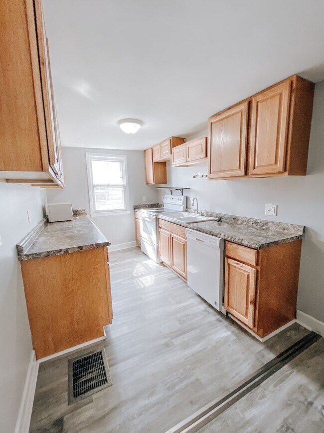 Building Photo - 3 Bedroom, 2 Bath House
