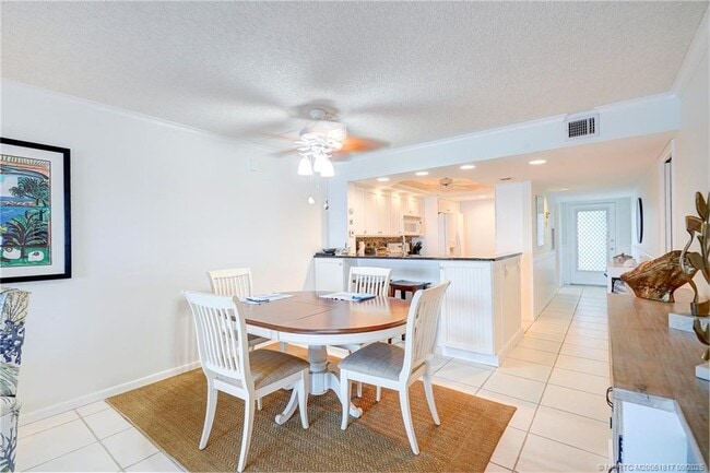 Building Photo - 10 NE Plantation Rd