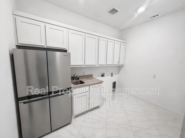 Building Photo - 809 Jamestown Ln