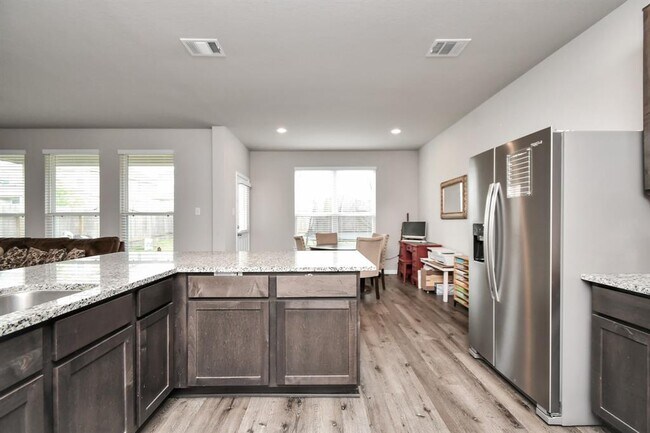Building Photo - 2832 Madison Dr