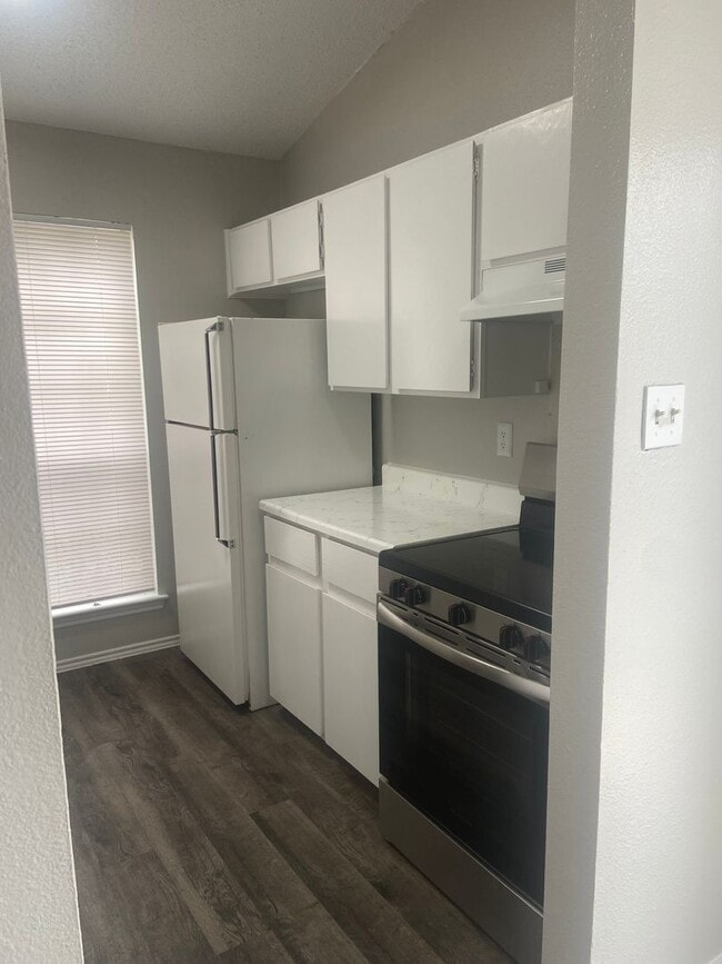 Building Photo - 2 bedroom 2 bath Duplex