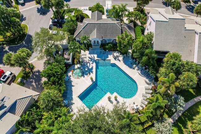 Building Photo - 2706 Fairway Dr N