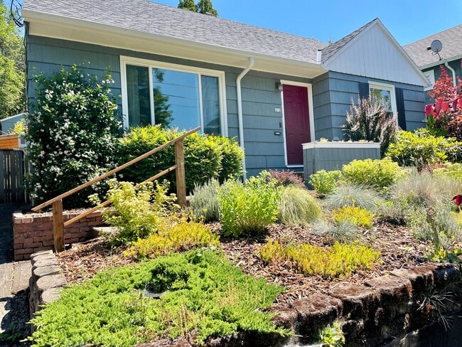 Building Photo - Charming Montavilla 4-bed Updated Cottage ...