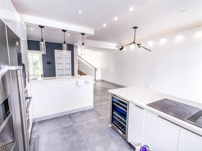 Building Photo - 163 N Shore Dr