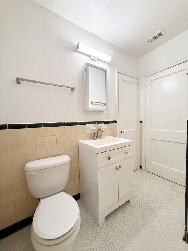 Building Photo - 4010 Yupon St